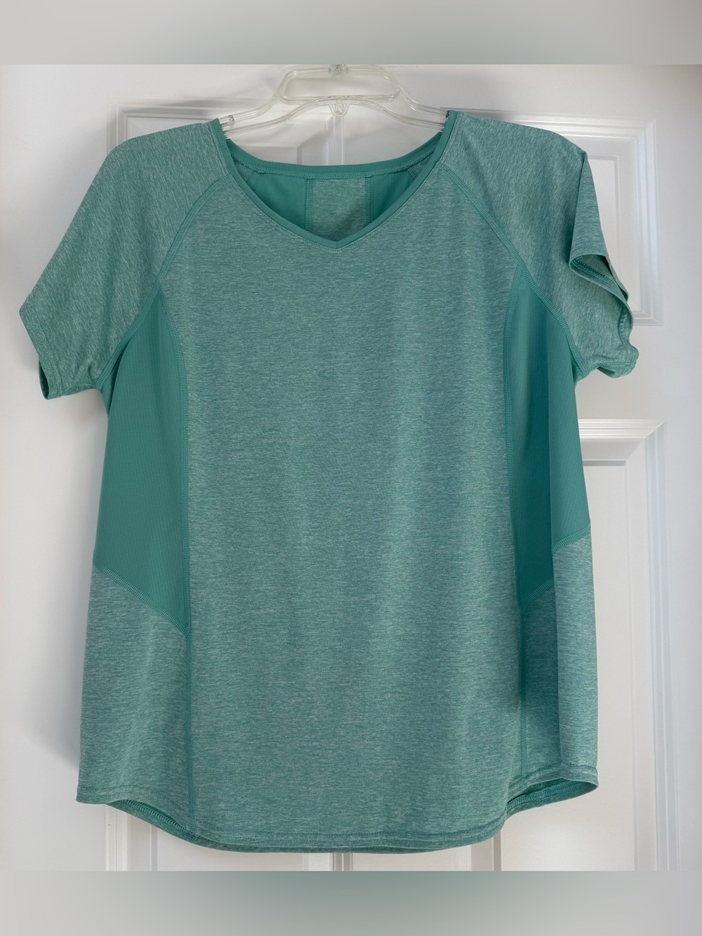 Tek Gear Dry Tek Short Sleeve V-Neck Athletic Tee in a heathered teal color sz L